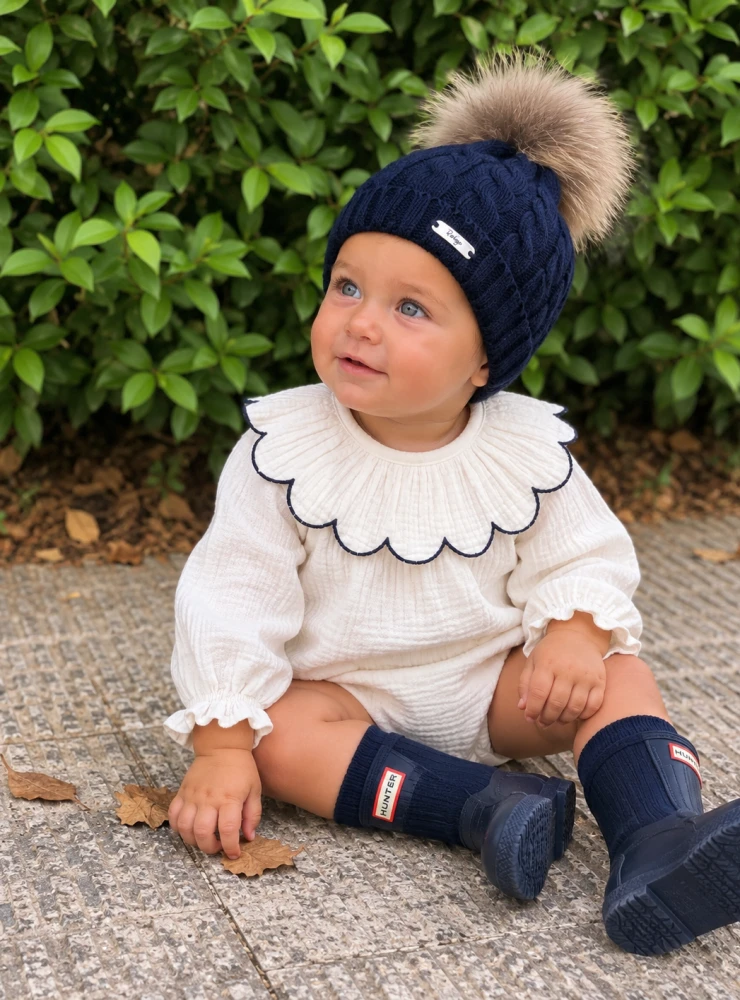 Look bebé blanco y azul marino con gorrito y calzas
