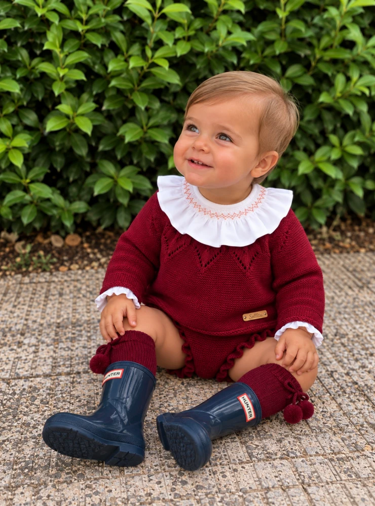 Look bebé burdeos con conjunto de punto y cuello bordado