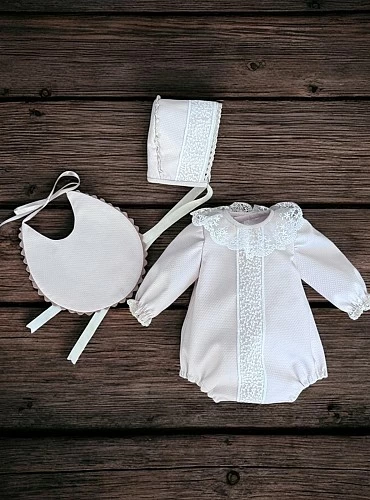 Look para niña de piqué color nude.  Tallas 3 y 6 meses