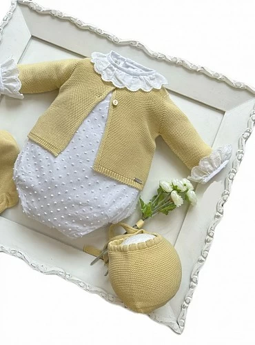 Look unisex tres piezas color banana y body camisa de plumeti blanco.