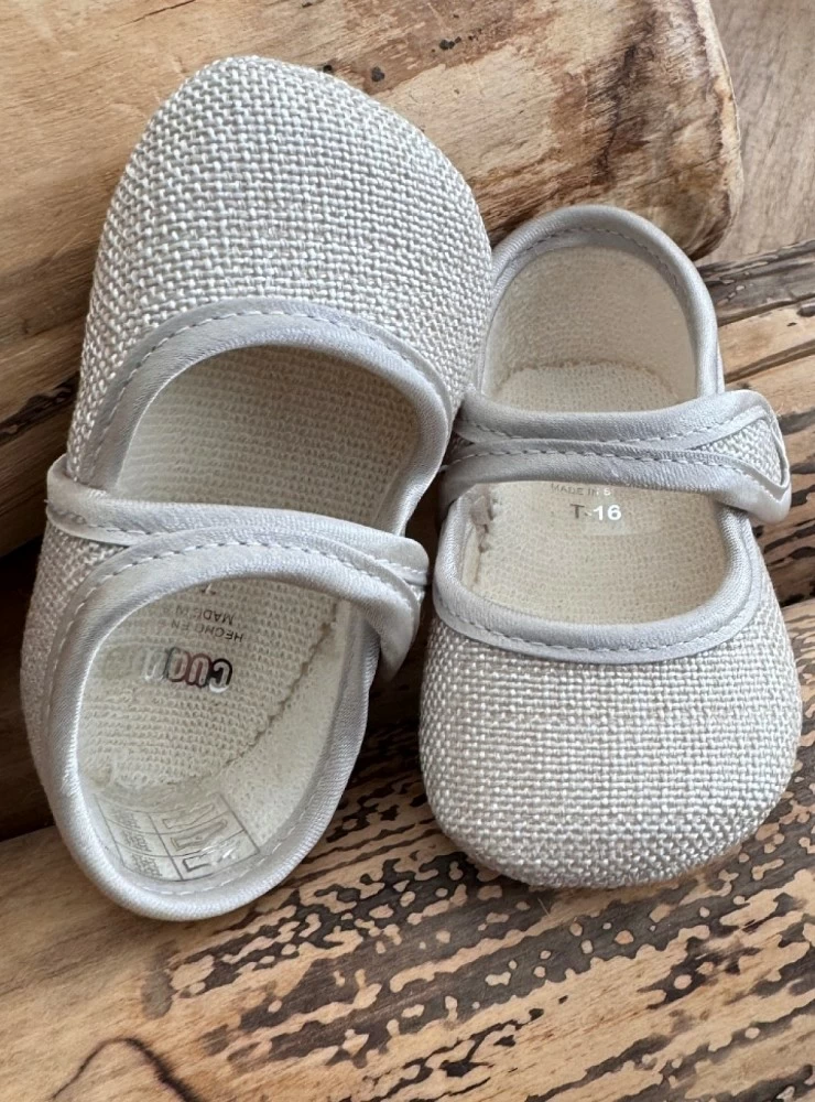 Mary Janes for girls in pearly linen.