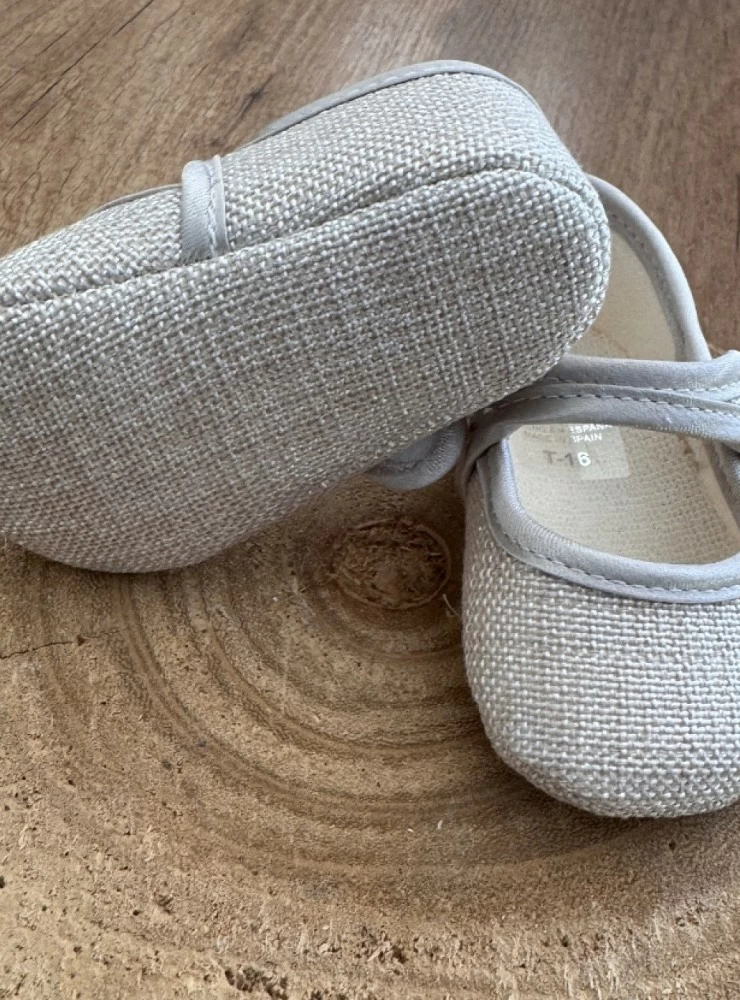 Mary Janes for girls in pearly linen.