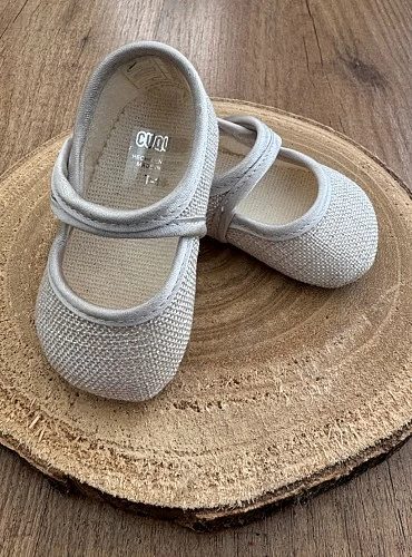 Mary Janes for girls in pearly linen.