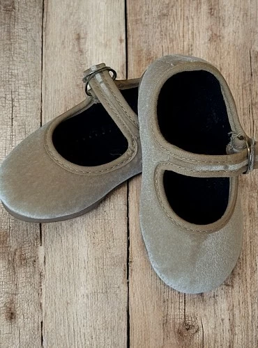 Merceditas de terciopelo Beige con hebilla japonesa