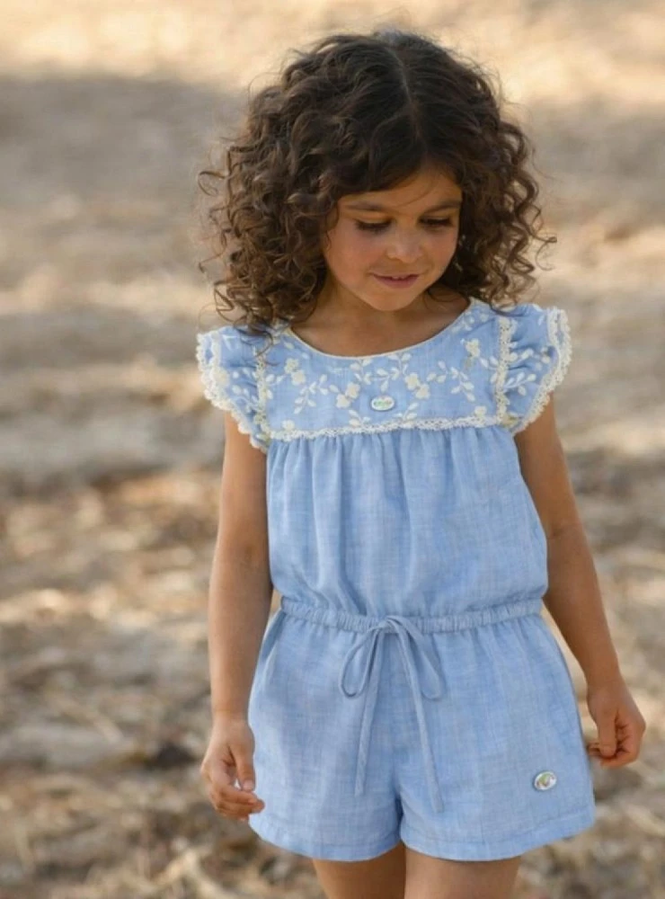 Mono para niña azul con bordados. Colección Surrey