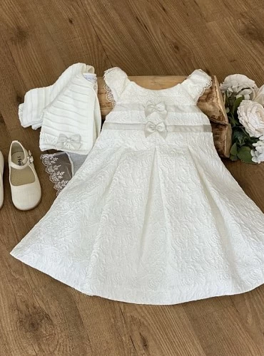 Outfit para Arras. vestido con zapatos y chaqueta.