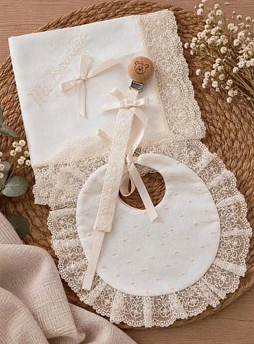 Pack bautizo unisex babero, chupetero y pañuelo beige