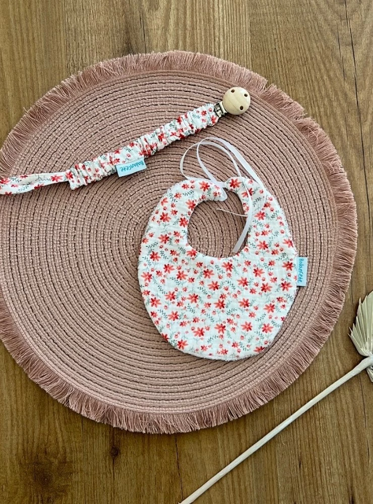 Pack of muslin bib and pacifier with Daisy print