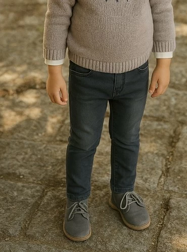 Pantalón pitillo para niño. Vaquero gris