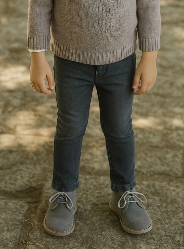 Pantalón pitillo para niño. Vaquero gris