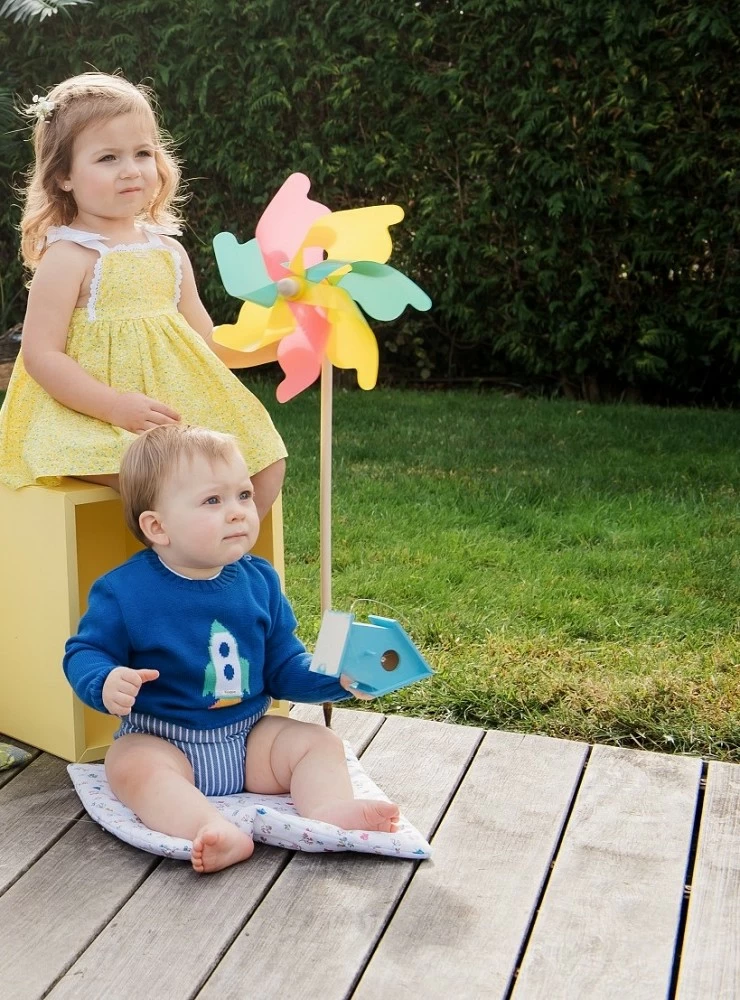 Para niño tres piezas. Suéter con opción de conjunto de tirantes y vestido amarillo. 