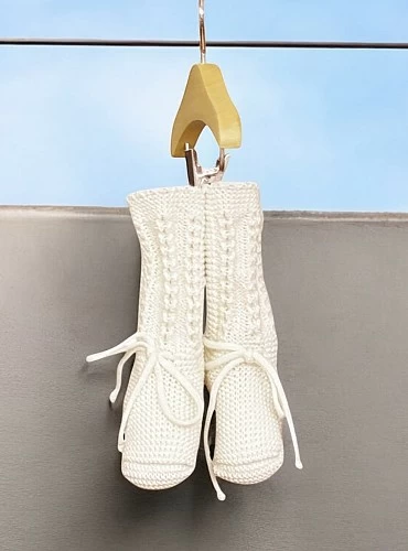 Patucos altos color beige unisex.