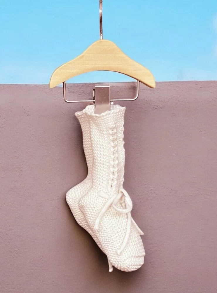 Patucos altos color beige unisex.