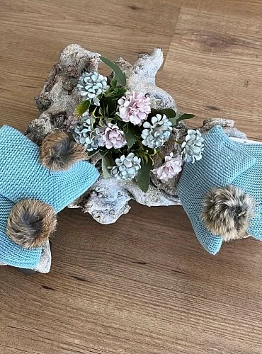 Patucos altos en punto con pompón. Dos colores