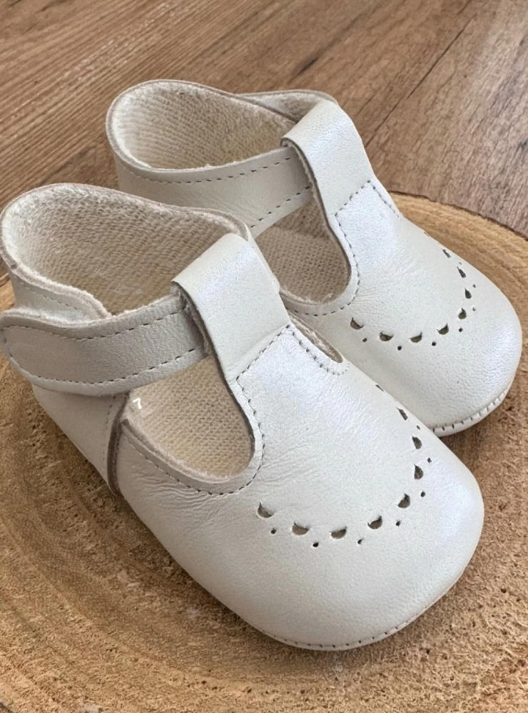 Pearly leather children's sandal with chopped design