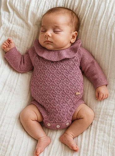 Pelele para niña en lana merino colección Vino de Toro