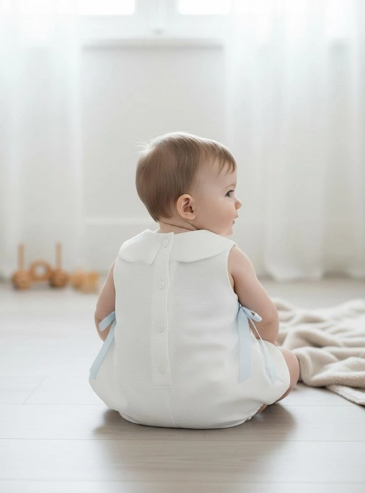 Pelele para niño de piqué blanco. Colección Montreal