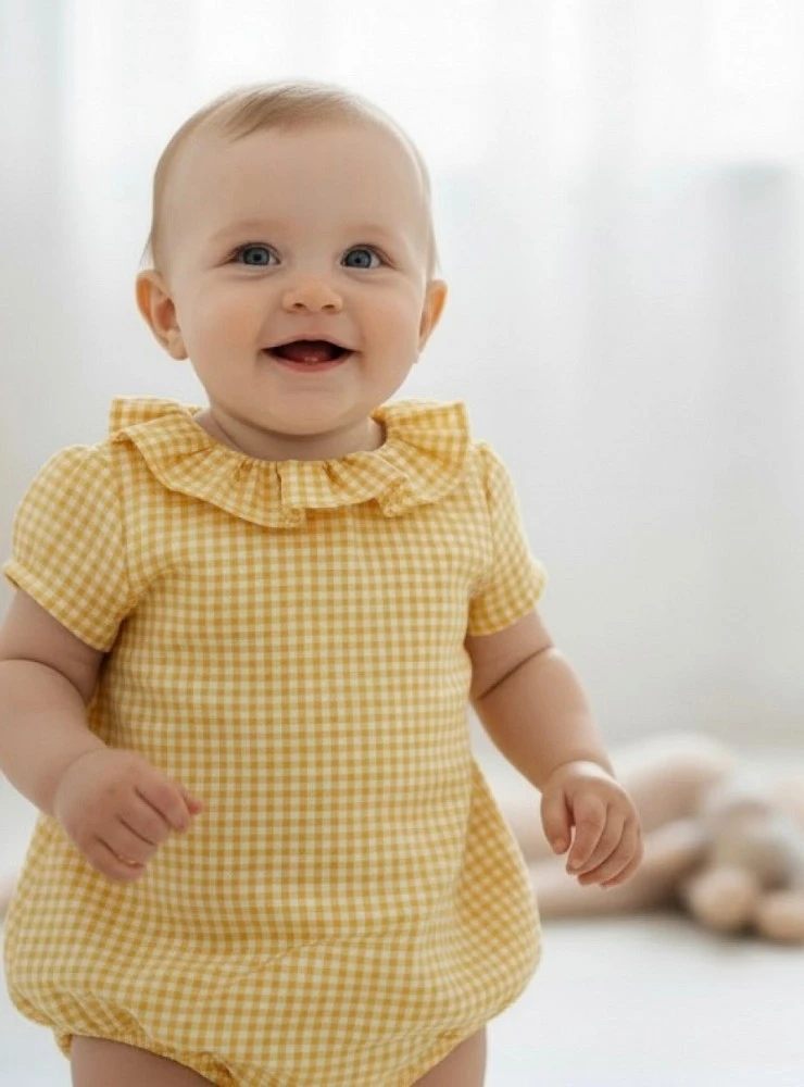 Pelele unisex con cuadro vichy caramelo.