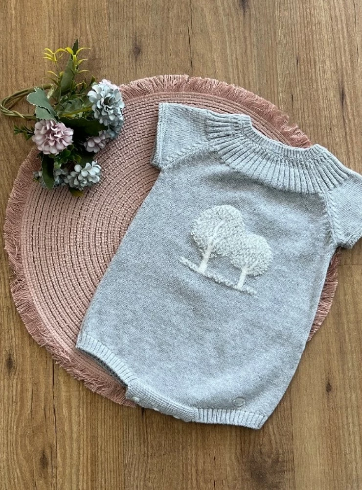 Pelele unisex de punto finito color gris. Colección Tress