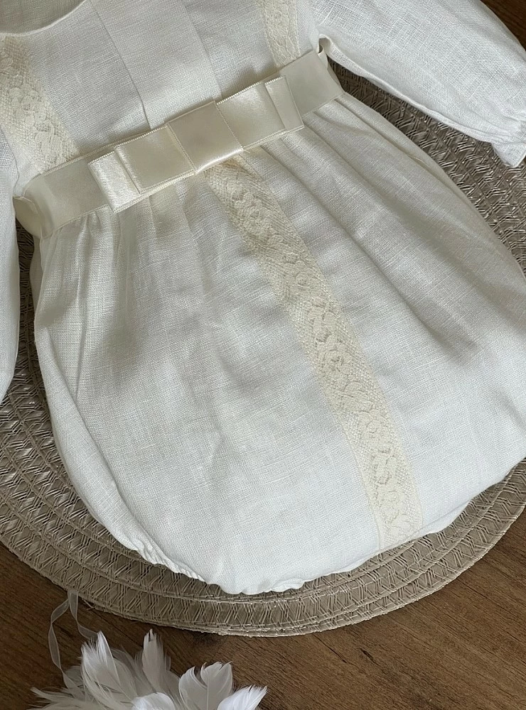 Pelele y capota de manga larga en lino natural. Colección Dulce