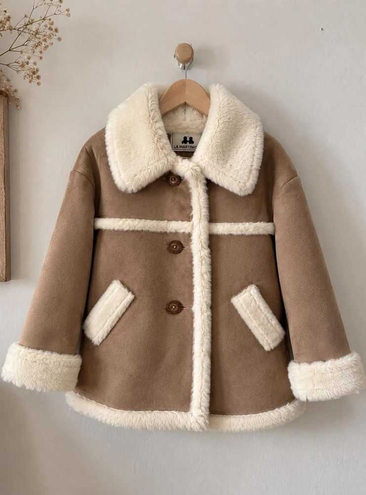 Pelliza de niña efecto ante camel con pelo beige de La Martinica