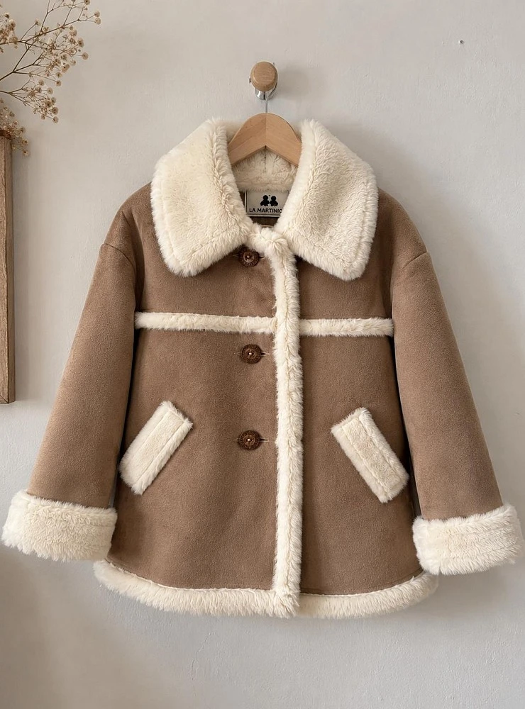 Pelliza de niña efecto ante camel con pelo beige de La Martinica