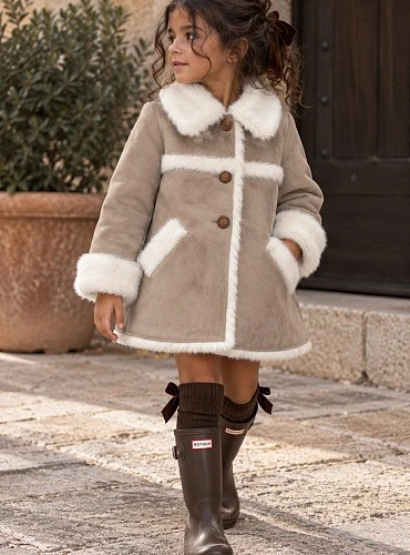 Pelliza de niña efecto ante camel con pelo beige de La Martinica