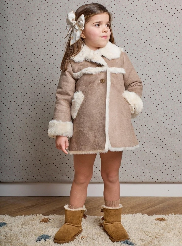 Pelliza de niña efecto ante camel con pelo beige de La Martinica