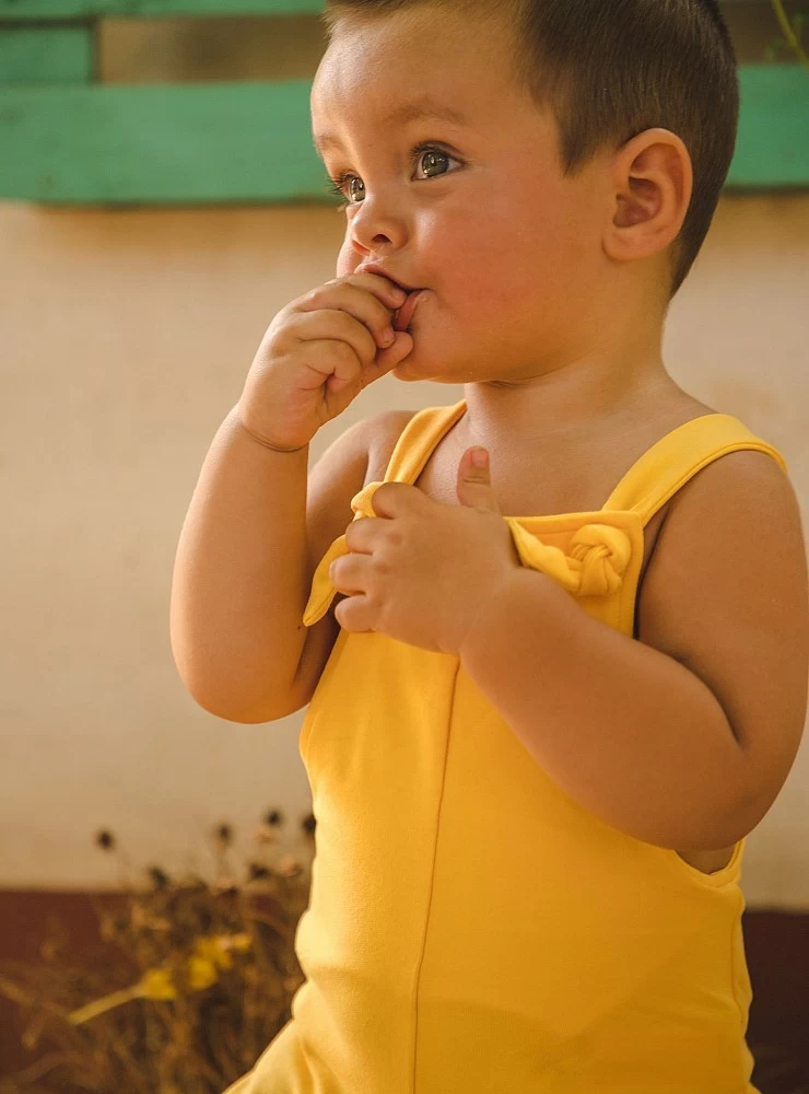 Peto para niño de algodón amarillo de cocote