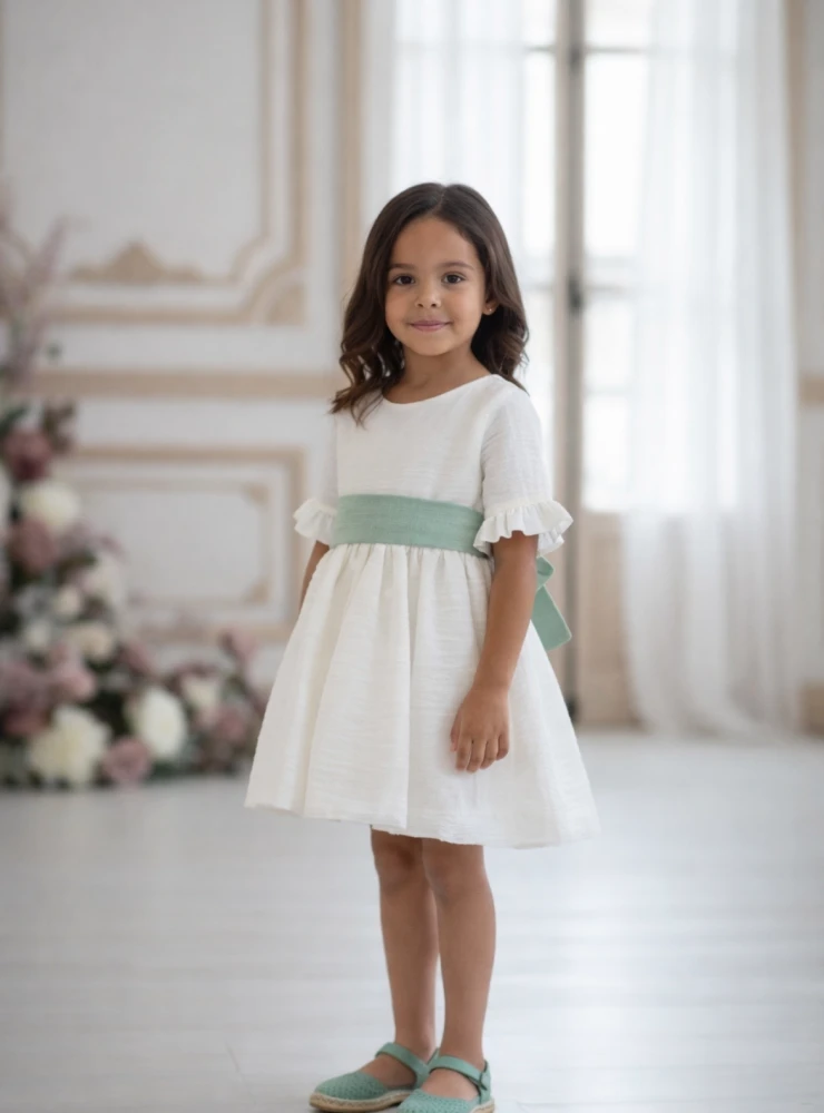 Raw cotton chiffon dress with three-quarter sleeves. Two-tone bow