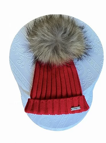 Ribbed hat in various colors. She wears a hair pompom.