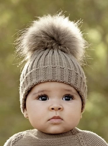 Ribbed hat with pom pom