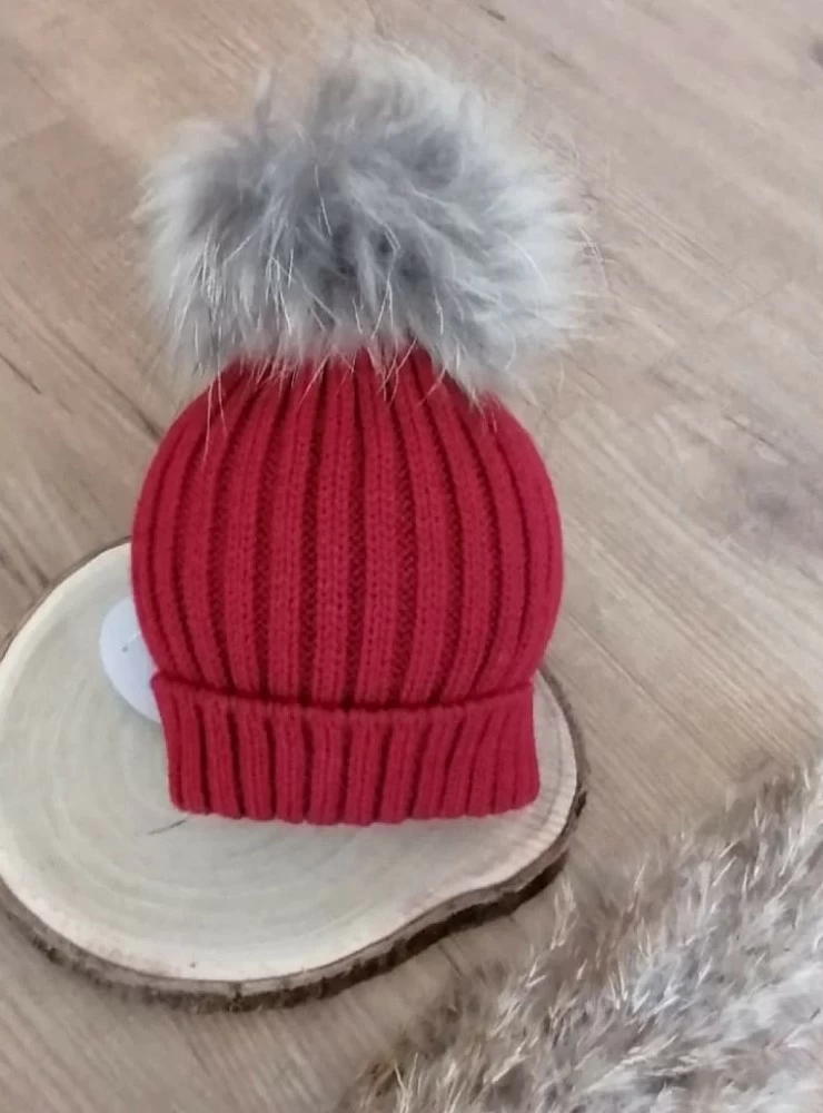 Ribbed hat with pompom in various colors