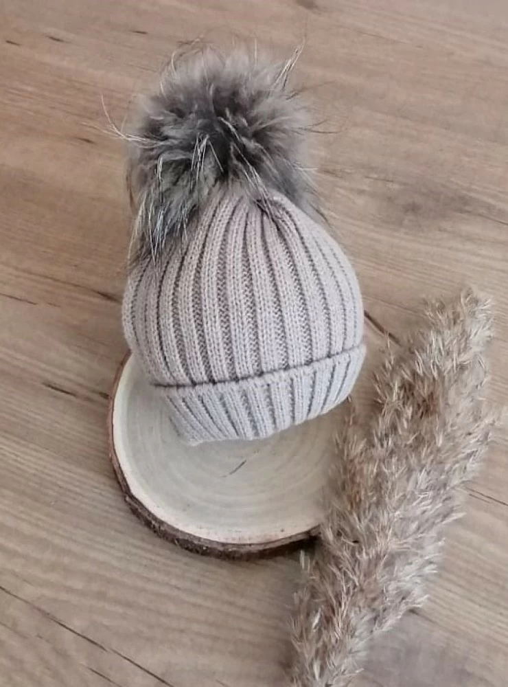Ribbed hat with pompom in various colors