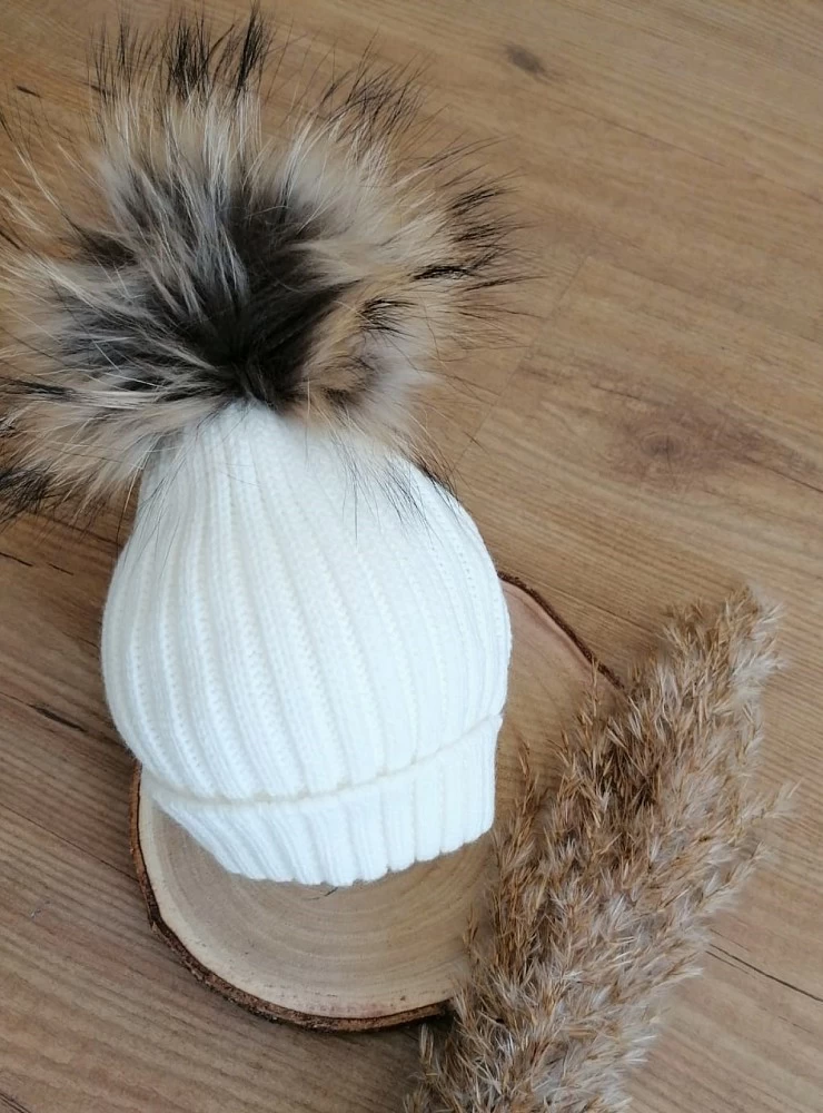 Ribbed hat with pompom in various colors