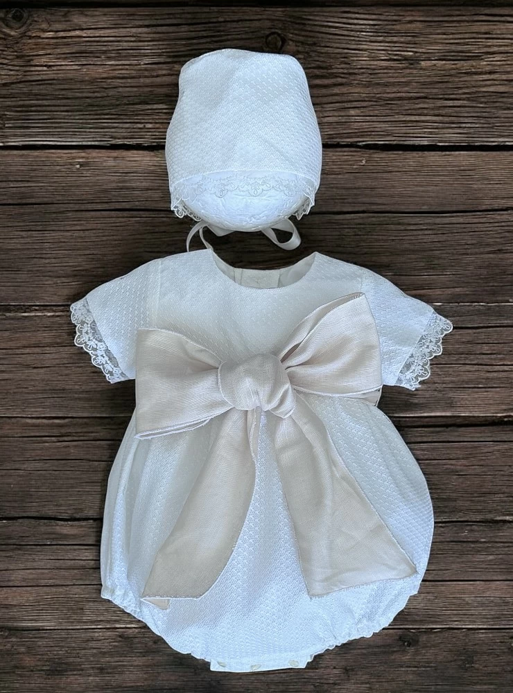 Sand-colored romper and bonnet with bow. Nido Collection.
