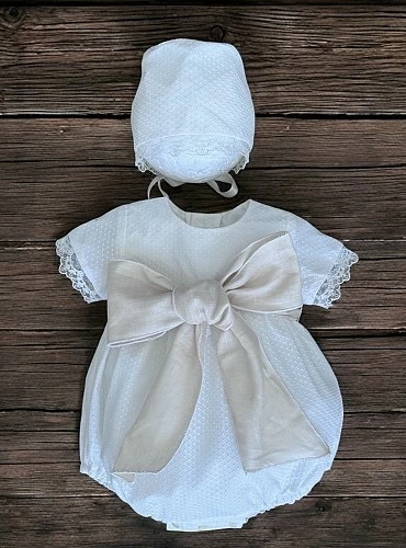 Sand-colored romper and bonnet with bow. Nido Collection.
