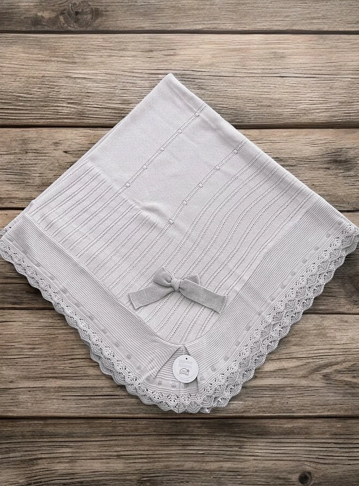 Shawl with pleats and bow. Cream with sand. Unisex