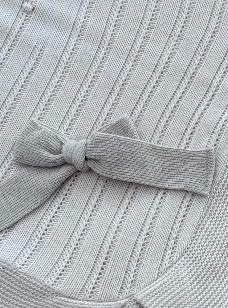 Shawl with pleats and bow. Cream with sand. Unisex