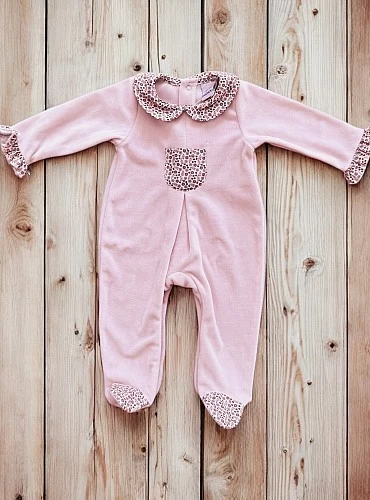 Shearling romper or pajamas from the Alhelí collection