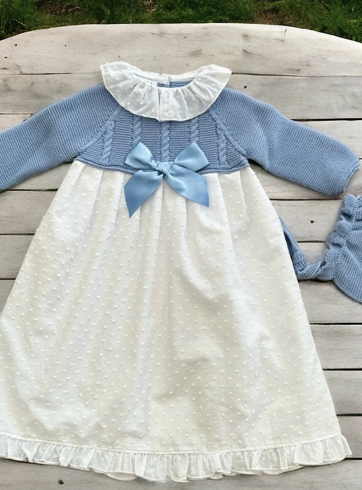 Skirt and hood set in two colors. Knit and fabric