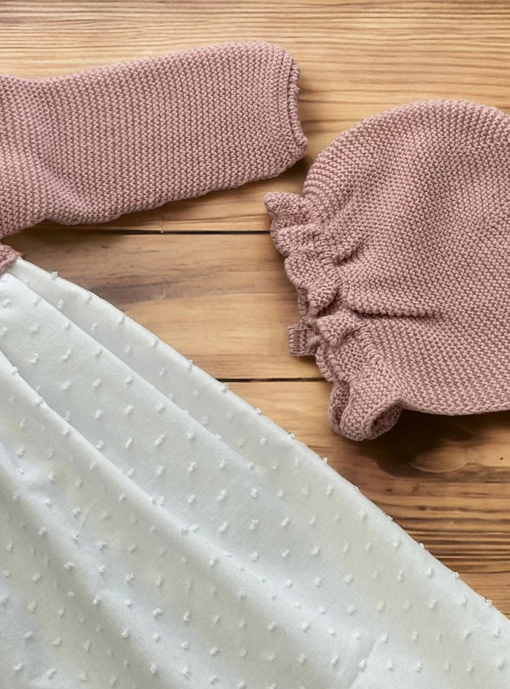 Skirt and hood set in two colors. Knit and fabric