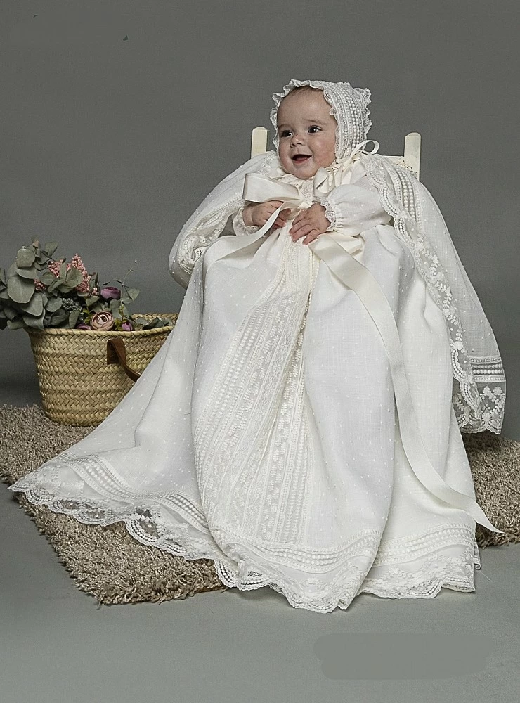 Skirt with hood and optional cape. Linen with embroidered bodoques.