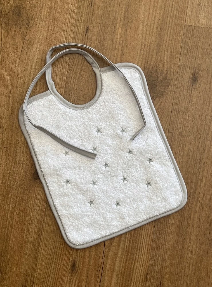 Square bib with laminated curl