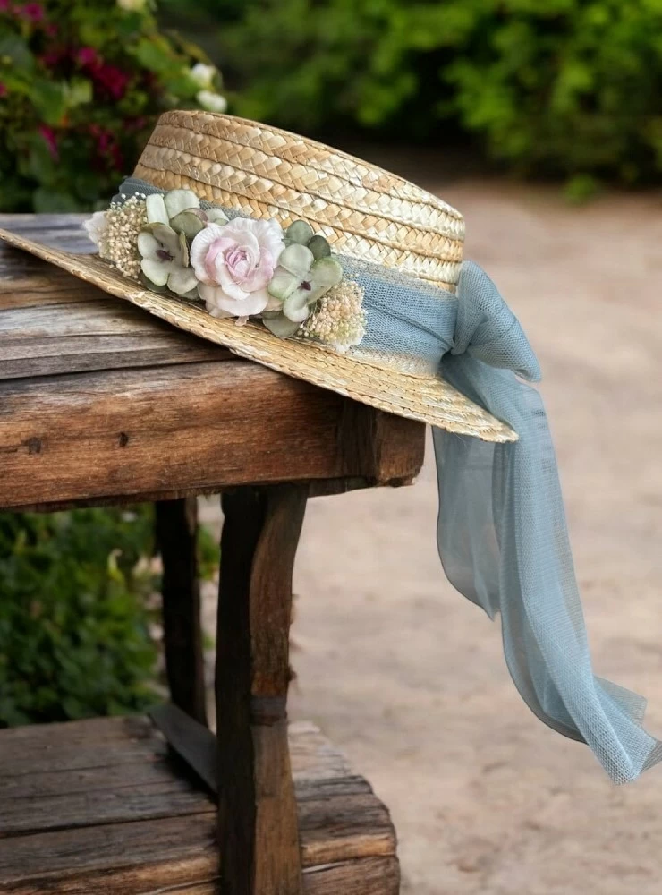 Straw hat in three colors. With or without a flower.