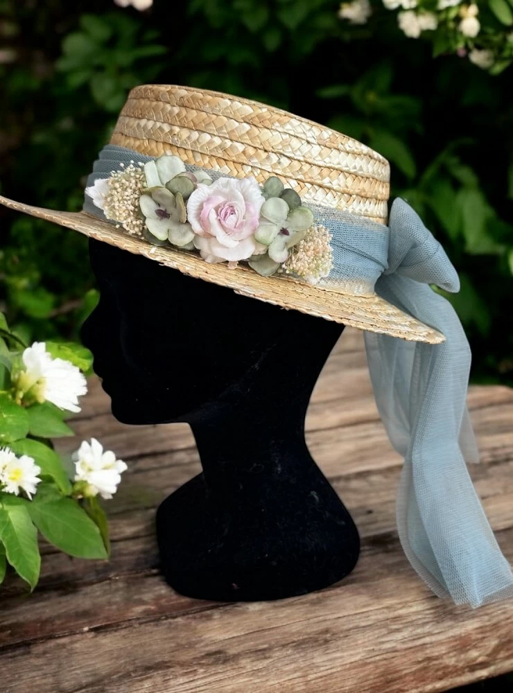 Straw hat in three colors. With or without a flower.