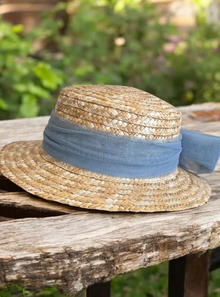 Straw hat in three colors. With or without a flower.