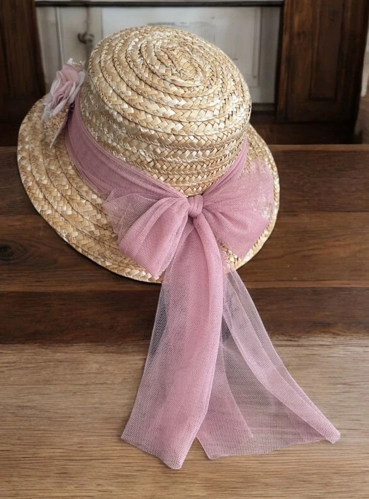 Straw hat in three colors. With or without a flower.