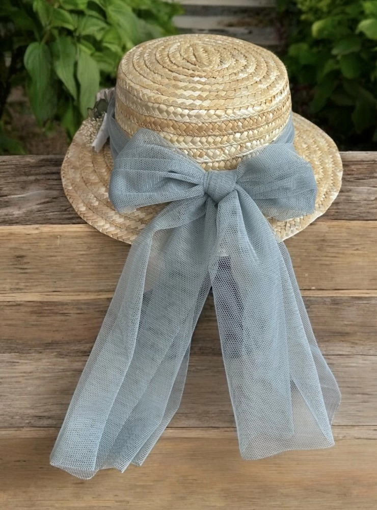 Straw hat in three colors. With or without a flower.