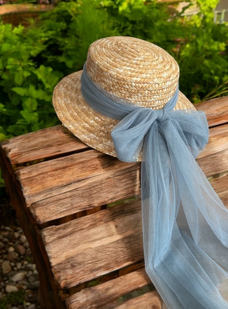 Straw hat in three colors. With or without a flower.